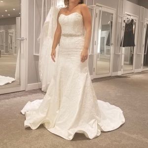 Brand new, Trumpet-style wedding dress- Size 8